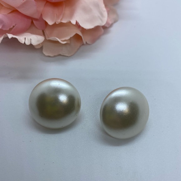 Classic VINTAGE Faux Pearl Pin Up Round Clip Earrings - Picture 3 of 6